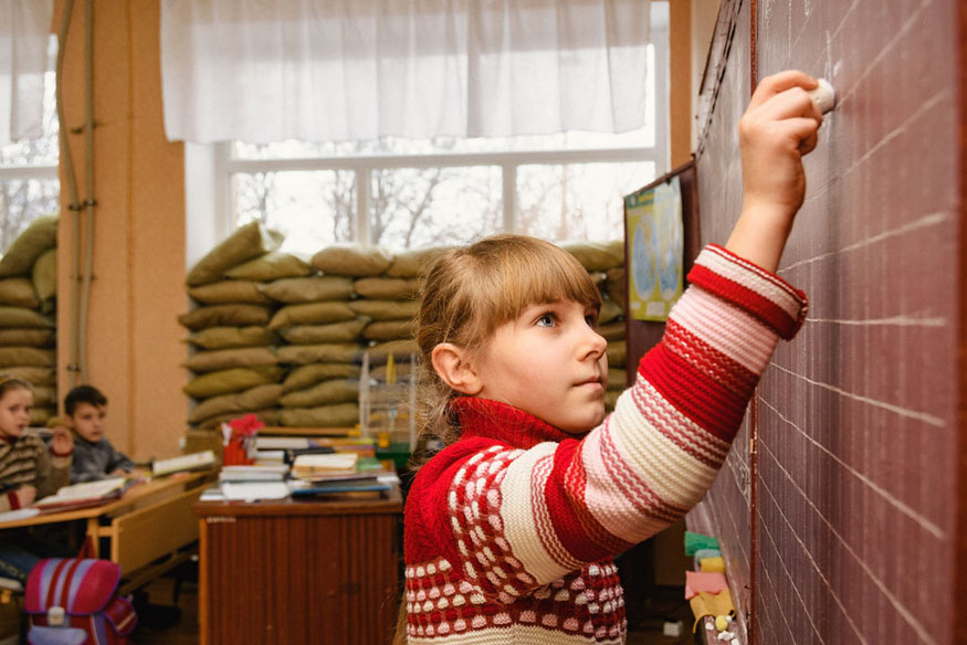 Тисячі дітей залишили школи, оскільки класи в східній Україні були обстріляні – UNICEF (Дитячий фонд Організації Об’єднаних Націй)