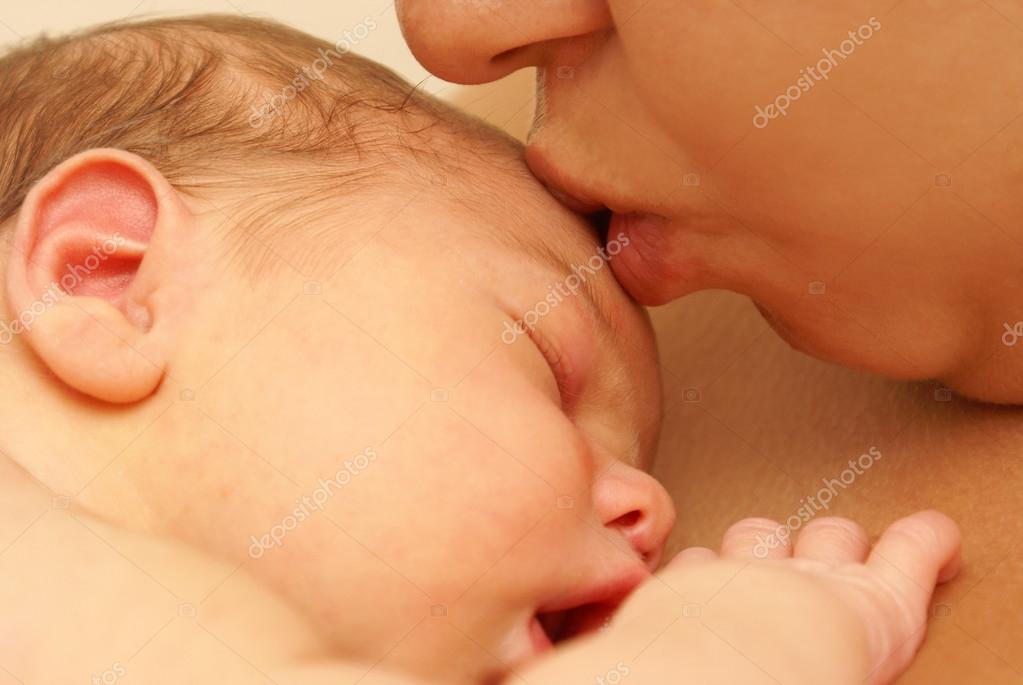 Чому материнські поцілунки незамінні?